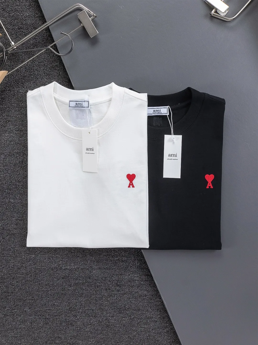 AMI Paris Ami ami Amy love micro-wide version S-XL LV 26ss new products are available at the counter simultaneously. Multiple craftsmanship. Red small love logo on the chest🪡 embroidery. Round neck short-sleeved T-shirt, same style for men and women! Consigned to one-to-one creation. Synchronized with the official website, pure cotton fabrics at the counter! It is close to the skin and comfortable, durable and easy to wear. It has a classic simple logo design and meticulous original craftsmanship. Short-sleeves, a must-have item for men, are not the same as the general public, but must be unique and eye-catching. This LV short-sleeve is of top quality, comfortable, consistent style, fashionable, including fabrics and tailoring techniques. We have put a lot of effort into it! 320 grams of washed pure cotton fabric, pure cotton Breathable, very refreshing and comfortable for daily wear. The rib knitting on the neckline is smooth and tight, and the neckline will not be skewed if you toss it at will. The loose version, you will find that it really looks good on the upper body, the overall is minimalist and neat, super daily Versatile! Pair it casually with a pair of pants for a youthful look. A T-shirt will make your outfit crazy. It is a fashionable item that can never go wrong! Color: Black White Gray Blue Pink Size: S-XL Size chart: S: Shoulder width 50-Bust 56-Length 70 M: Shoulder width 52-Bust 57-Length 72 L: Shoulder width 54-Bust 59-Length 74 XL: Shoulder width 56-Bust 62-Length 76
